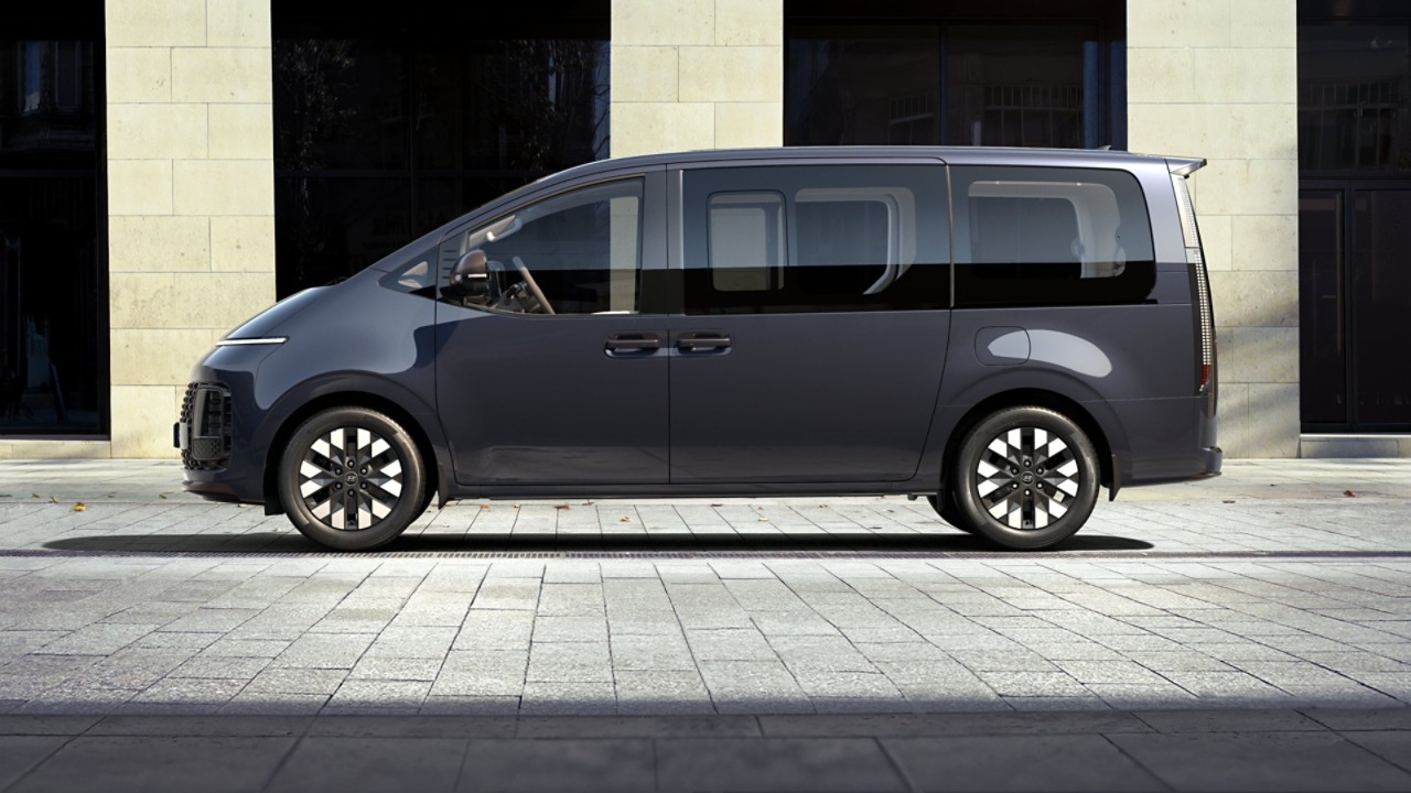 HYUNDAI Staria